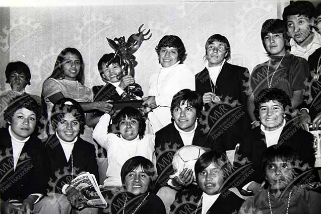 México 1971 - Selección mexicana con trofeo